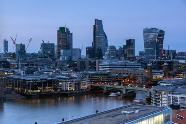 Londra, İngiltere - 18 Haziran 2016: Şaşırtıcı günbatımı panorama Tate modern Galerisi city, Londra, İngiltere