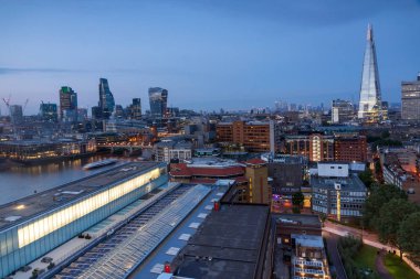 Londra, İngiltere - 18 Haziran 2016: Şaşırtıcı günbatımı panorama Tate modern Galerisi city, Londra, İngiltere