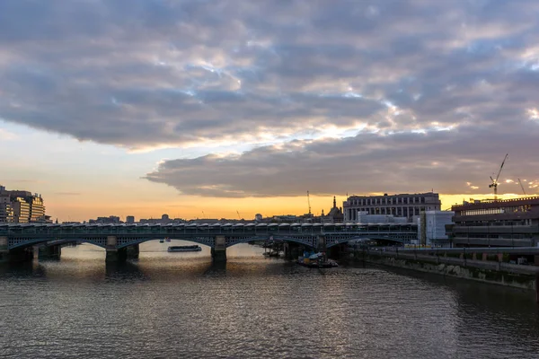 Londen, Engeland - 18 juni 2016: Amazing zonsondergang Cityscape van bruggen en de rivier de Thames, London — Stockfoto