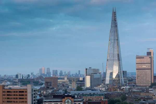 LONDRES, INGLATERRA - 18 DE JUNIO DE 2016: Increíble panorama al atardecer desde la moderna Tate Gallery hasta la ciudad de Londres, Inglaterra —  Fotos de Stock