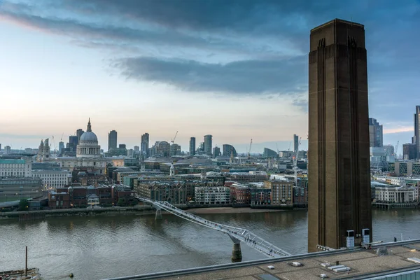 Londra, İngiltere - 18 Haziran 2016: Şaşırtıcı günbatımı panorama Tate modern Galerisi city, Londra, İngiltere