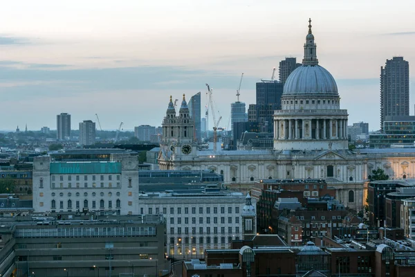 LONDRES, INGLATERRA - 18 DE JUNIO DE 2016: Increíble panorama al atardecer desde la moderna Tate Gallery hasta la ciudad de Londres, Inglaterra —  Fotos de Stock