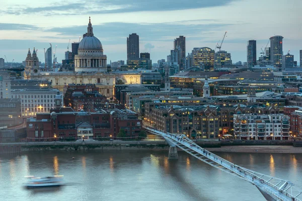 Londýn, Anglie - 18 června 2016: Úžasný západ slunce panorama od galerie Tate modern do města Londýn, Anglie — Stock fotografie