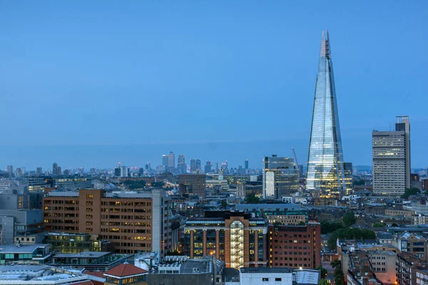 Londen, Engeland - 18 juni 2016: Amazing zonsondergang panorama van Tate modern Gallery naar city van Londen, Engeland — Stockfoto