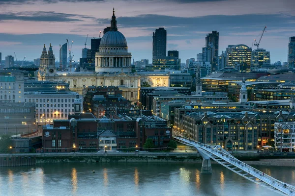 Londýn, Anglie - 18 června 2016: Úžasný západ slunce panorama od galerie Tate modern do města Londýn, Anglie — Stock fotografie