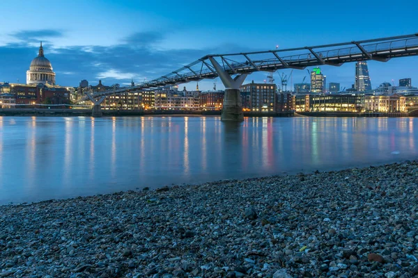 Londen, Engeland - 18 juni 2016: Nacht foto van Millennium Bridge en St. Paul Cathedral, London — Stockfoto