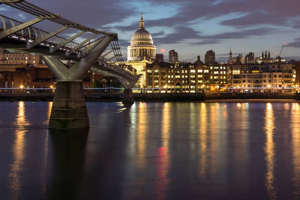London, England - 18 juni 2016: Natt foto av Millennium Bridge och St. Paul Cathedral, London — Stockfoto