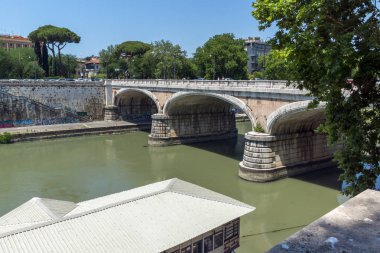 Rome, İtalya - 22 Haziran 2017: Muhteşem panoramik Roma şehrinin içinde Tiber Nehri'nin