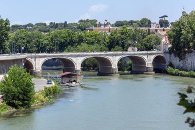 Rome, İtalya - 22 Haziran 2017: Muhteşem panoramik Roma şehrinin içinde Tiber Nehri'nin