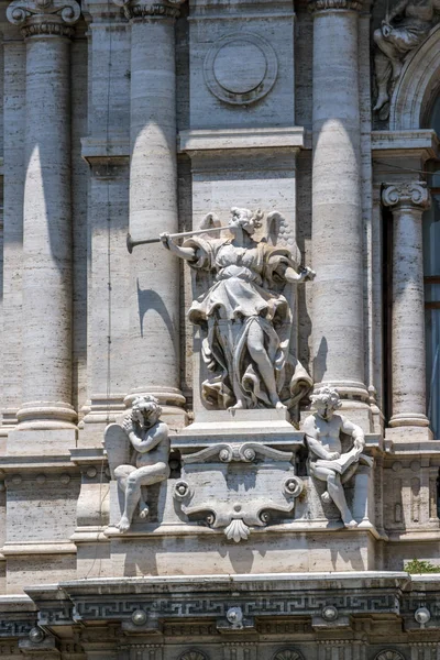 ROMA, ITALIA - 22 DE JUNIO DE 2017: Increíble vista de la construcción de la Corte Suprema de Casación en la ciudad de Roma — Foto de Stock