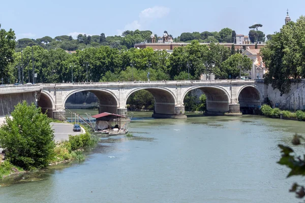 ROMA, ITALIA - 22 de junio de 2017: Increíble vista panorámica del río Tíber en la ciudad de Roma —  Fotos de Stock