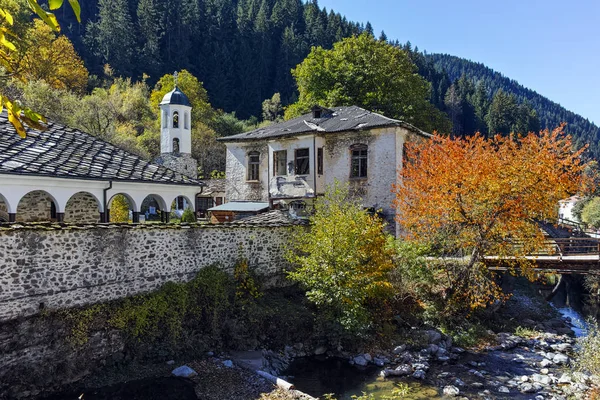 19e eeuwse kerk van de aanname, de rivier en de herfst boom in plaats van Shiroka Laka, Smolyan regio — Stockfoto