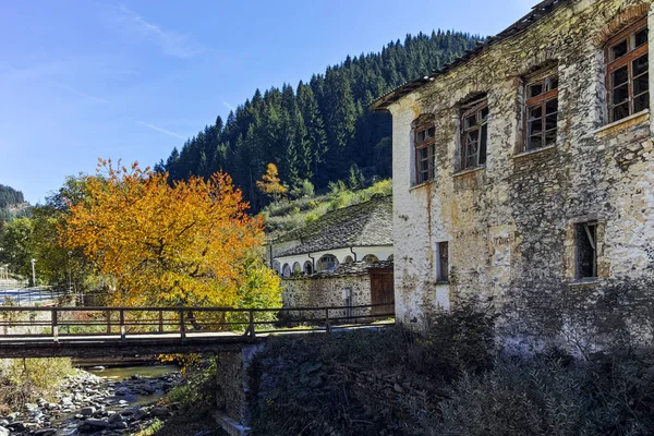 19e eeuwse kerk van de aanname, de rivier en de herfst boom in plaats van Shiroka Laka, Smolyan regio — Stockfoto