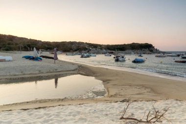 Chalkidiki, orta Makedonya, Yunanistan - 26 Ağustos 2014: Gün batımı görünümü Kalamitsi Beach adlı Sithonia Yarımadası, Chalkidiki, orta Makedonya