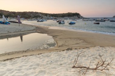 Chalkidiki, orta Makedonya, Yunanistan - 26 Ağustos 2014: Gün batımı görünümü Kalamitsi Beach adlı Sithonia Yarımadası, Chalkidiki, orta Makedonya