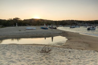 Chalkidiki, orta Makedonya, Yunanistan - 26 Ağustos 2014: Gün batımı görünümü Kalamitsi Beach adlı Sithonia Yarımadası, Chalkidiki, orta Makedonya