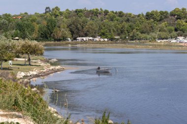 Chalkidiki, orta Makedonya, Yunanistan - 26 Ağustos 2014: Deniz manzarası, Livari Beach Vourvourou adlı Sithonia Yarımadası, Chalkidiki, orta Makedonya