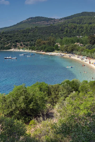 Chalkidiki, Centraal-Macedonië, Griekenland - 25 augustus 2014: Zeegezicht van Agia Kiriaki Beach in Sithonia schiereiland Chalkidiki, Centraal-Macedonië — Stockfoto