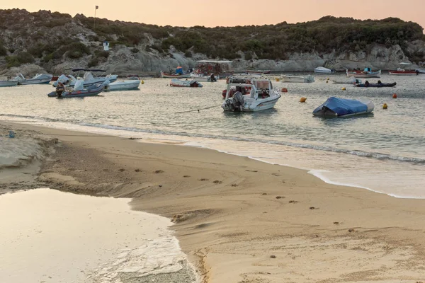 Chalkidiki, orta Makedonya, Yunanistan - 26 Ağustos 2014: Gün batımı görünümü Kalamitsi Beach adlı Sithonia Yarımadası, Chalkidiki, orta Makedonya