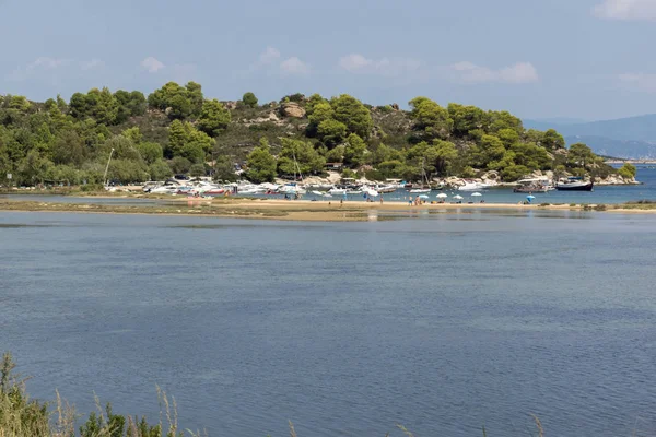 在遮阳伞和半岛，Chalkidiki，中央马其顿 Livari 海滩 Vourvourou 第海景 Chalkidiki，中央马其顿，希腊-2014 年 8 月 26 日： — 图库照片