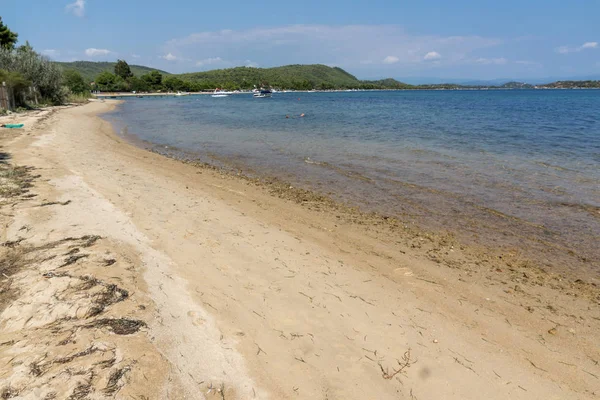 CHALKIDIKI, MACEDONIA CENTRALE, GRECIA - 26 AGOSTO 2014: Mare della spiaggia di Vourvourou nella penisola di Sithonia, Calcidica, Macedonia centrale — Foto Stock