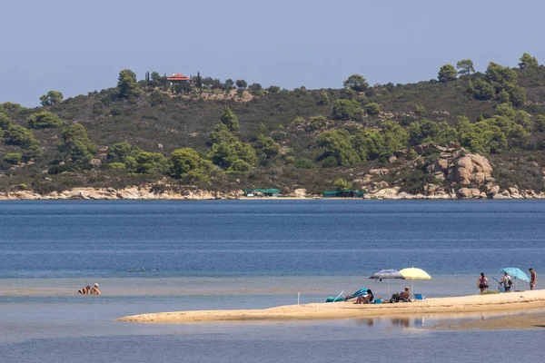 CHALKIDIKI, MACEDONIA CENTRALE, GRECIA - 26 AGOSTO 2014: Mare di Livari Beach Vourvourou nella penisola di Sithonia, Calcidica, Macedonia centrale — Foto Stock