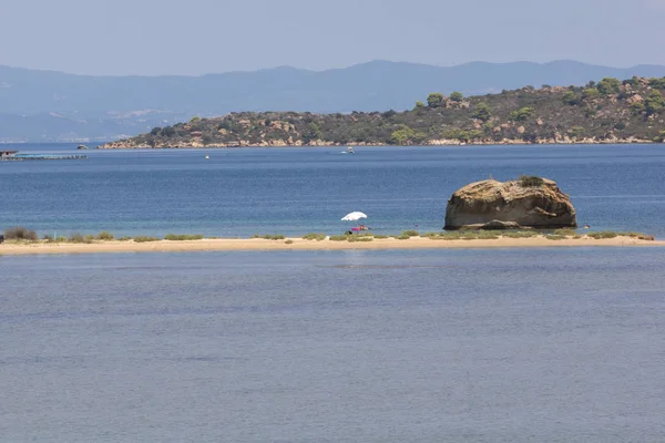 CHALKIDIKI, CENTRAL MACEDONIA, GREECE - AUGUST 26, 2014: Seascape of Livari Beach Vourvourou at Sithonia peninsula, Chalkidiki, Central Macedonia — Stock Photo, Image