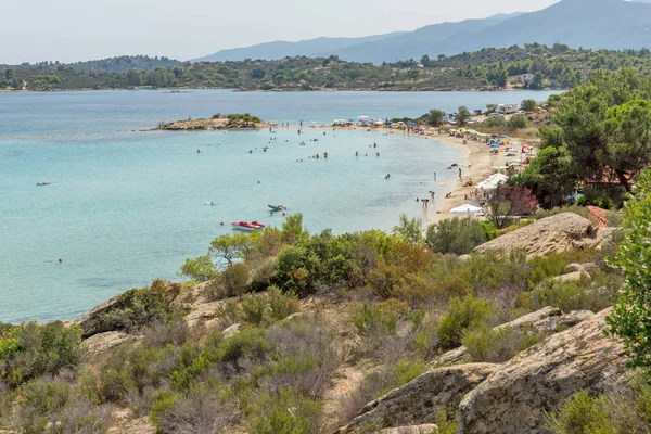 CHALKIDIKI, MACEDONIA CENTRAL, GRECIA - 26 DE AGOSTO DE 2014: Paisaje marino de la playa de Lagonisi en la península de Sithonia, Chalkidiki, Macedonia Central — Foto de Stock