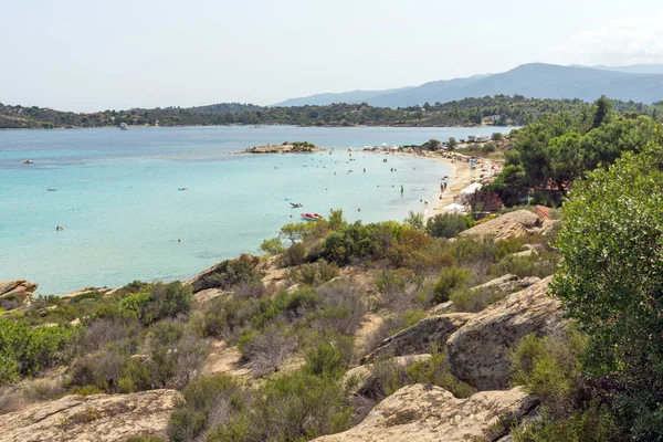 Chalkidiki, Centraal-Macedonië, Griekenland - 26 augustus 2014: Zeegezicht van Lagonisi Beach op Sithonia schiereiland Chalkidiki, Centraal-Macedonië, — Stockfoto