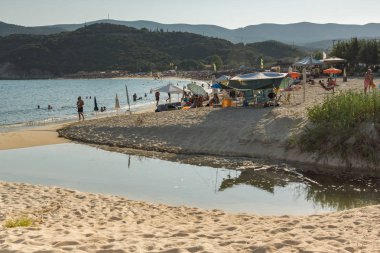 Chalkidiki, orta Makedonya, Yunanistan - 25 Ağustos 2014: Kalamitsi Beach, Chalkidiki, orta Makedonya deniz manzarası