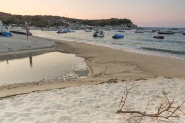 Chalkidiki, orta Makedonya, Yunanistan - 26 Ağustos 2014: Kalamitsi Beach Sithonia Yarımadası, Chalkidiki, orta Makedonya, şaşırtıcı günbatımı