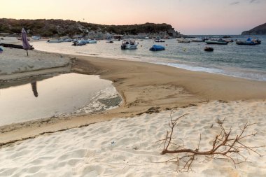 Chalkidiki, orta Makedonya, Yunanistan - 26 Ağustos 2014: Kalamitsi Beach Sithonia Yarımadası, Chalkidiki, orta Makedonya, şaşırtıcı günbatımı