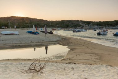 Chalkidiki, orta Makedonya, Yunanistan - 26 Ağustos 2014: Kalamitsi Beach Sithonia Yarımadası, Chalkidiki, orta Makedonya, şaşırtıcı günbatımı,