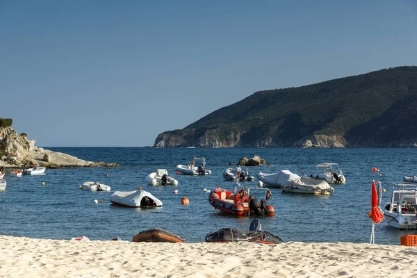 CHALKIDIKI, MACÉDOINE CENTRALE, GRÈCE - 25 AOÛT 2014 : Paysage marin de la plage de Kalamitsi à Chalcidique, Macédoine centrale — Photo