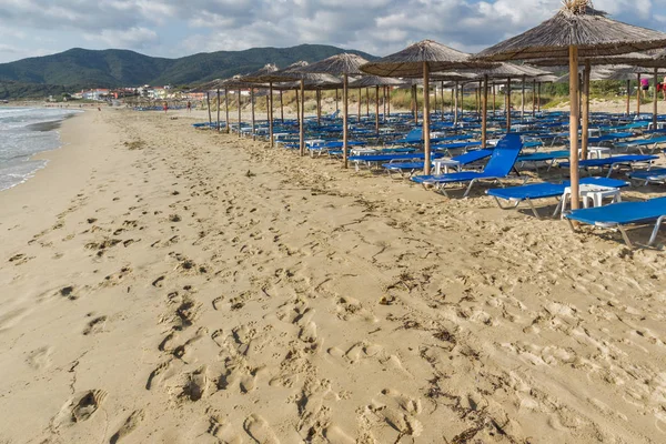 Chalkidiki, Central Macedonia, Grecja - 26 sierpnia 2014: Seascape Sarti Beach w Sithonia półwyspu Chalkidiki, Central Macedonia — Zdjęcie stockowe