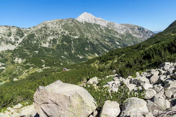 Удивительный ландшафт с Хвойнати и Василеостровским пиком, гора Пирин — стоковое фото