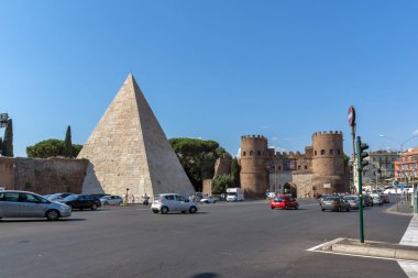 Rome, İtalya - 22 Haziran 2017: piramit Caius Cestius ve Porta St. Paolo yılında Rom şehrin görünümünü şaşırtıcı