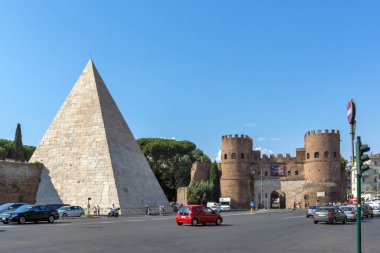 Rome, İtalya - 22 Haziran 2017: piramit Caius Cestius ve Porta St. Paolo Roma şehir görünümünü şaşırtıcı