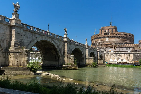 ROMA, ITÁLIA - JUNHO 22, 2017: Vista deslumbrante da Ponte de São Ângelo, do Rio Tibre e do Castelo Santo Ângelo na cidade de Roma — Fotografia de Stock