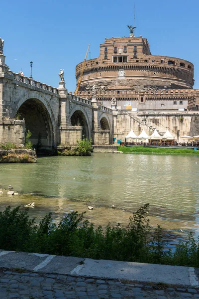 ROMA, ITÁLIA - JUNHO 22, 2017: Vista deslumbrante da Ponte de São Ângelo, do Rio Tibre e do Castelo Santo Ângelo na cidade de Roma — Fotografia de Stock