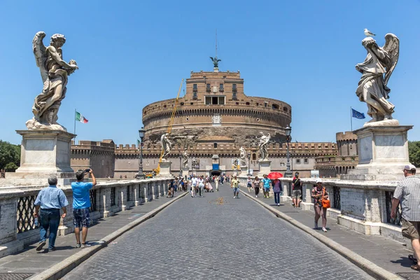 ローマ, イタリア - 2017 年 6 月 22 日: 聖アンジェロ橋のすばらしい眺めとローマのサンタジェロ城 — ストック写真