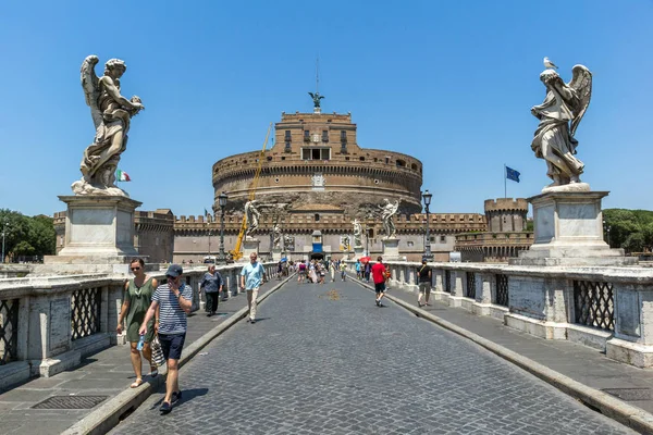 ROMA, ITALIA - 22 GIUGNO 2017: Incredibile vista sul Ponte di Sant'Angelo e sul castello di Sant'Angelo a Roma — Foto Stock