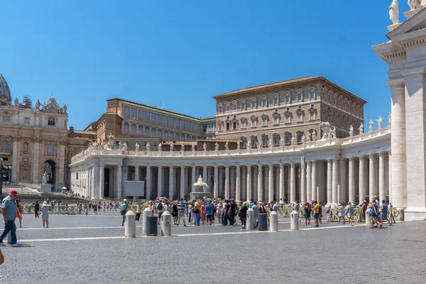 Vatikan Şehri, Rome, İtalya - 22 Haziran 2017: St. Peter's Bazilikası'na ve Saint Peter's Square, Vatikan, Roma görünümünü şaşırtıcı — Stok fotoğraf