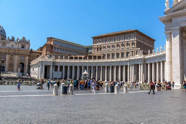 Vatikan Şehri, Rome, İtalya - 22 Haziran 2017: St. Peter's Bazilikası'na ve Saint Peter's Square, Vatikan, Roma görünümünü şaşırtıcı — Stok fotoğraf
