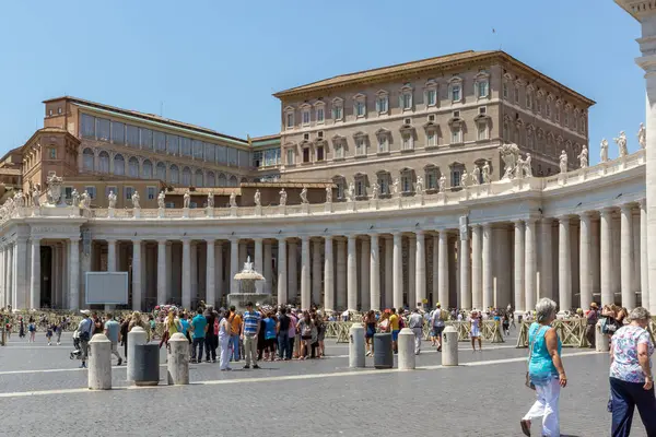 Watykan, Rzym, Włochy - 22 czerwca 2017: Niesamowite widok na bazylikę Świętego Piotra i Plac Świętego Piotra, Watykan, Rome — Zdjęcie stockowe