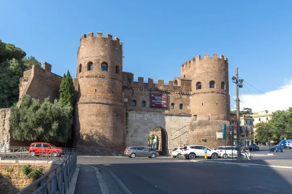 Rome, İtalya - 22 Haziran 2017: Porta St. Paolo Roma şehir görünümünü şaşırtıcı