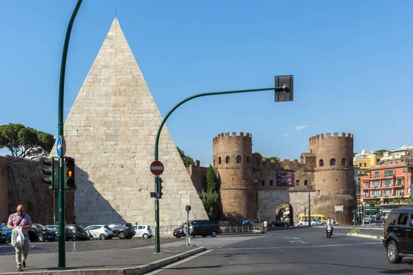 Rome, İtalya - 22 Haziran 2017: piramit Caius Cestius ve Porta St. Paolo Roma şehir görünümünü şaşırtıcı