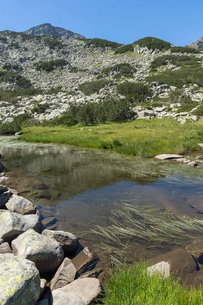 Úžasná krajina horské řeky a Muratov peak, pohoří Pirin — Stock fotografie
