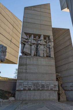 Shumen, Bulgaristan - 10 Nisan 2017: Bulgar devlet anıt Shumen Town yakınındaki kurucuları