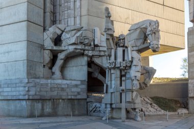 Shumen, Bulgaristan - 10 Nisan 2017: Bulgar devlet anıt Shumen Town yakınındaki kurucuları